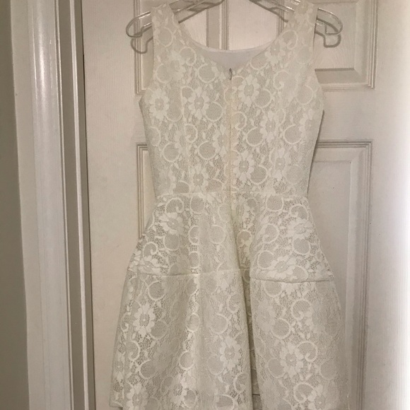 Beautiful white lace Dress - Picture 8 of 16